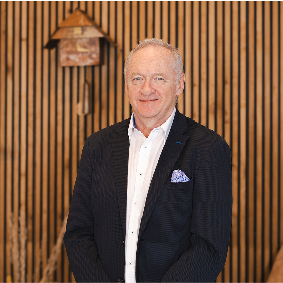 Karl-Heinz Burger, Geschäftsführer von premcare®, blickt freundlich in die Kamera.